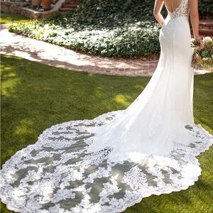 White Sleeveless V-neck Bridal Gown